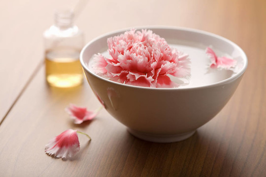 瓶子里的花和精油。水療和身體護理背景