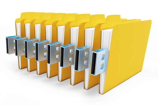 3d黄色USB文件夹的概念