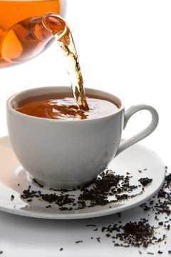茶倒入白杯孤立