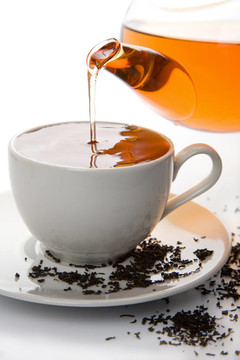 茶倒入白杯孤立