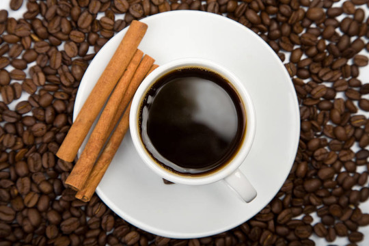 一杯咖啡和咖啡豆