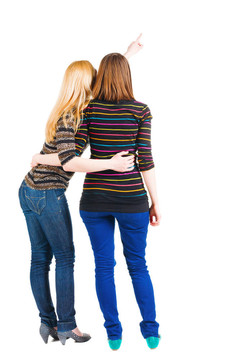 兩個(gè)年輕女子指著墻的背影。