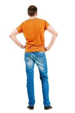 年輕男子在橙色T恤的背影。蓋伊看著墻。后視圖。白色背景隔離