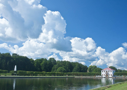 泥炭的宮殿。Peterhof（Petrodvorets）；圣彼得堡；Russi