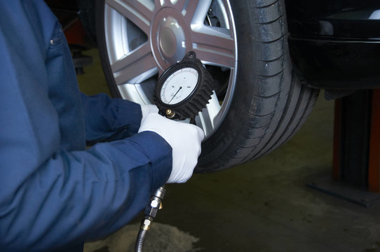 機(jī)修工修理車(chē)庫(kù)里的汽車(chē)