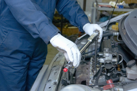 機修工修理車庫里的汽車