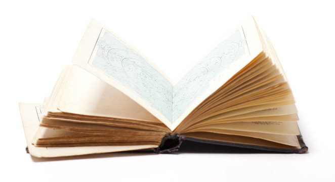 打開白色背景的舊書