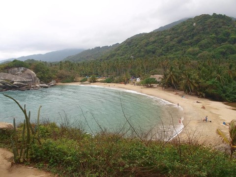 秘密海灘瀉湖和植被