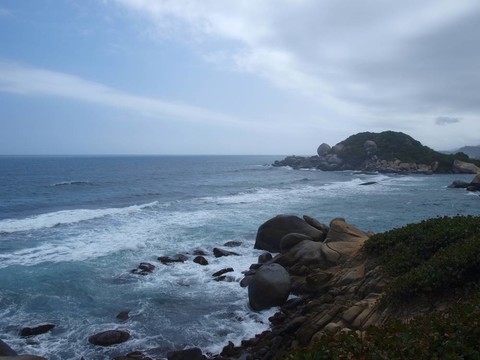 巖石海岸和天空