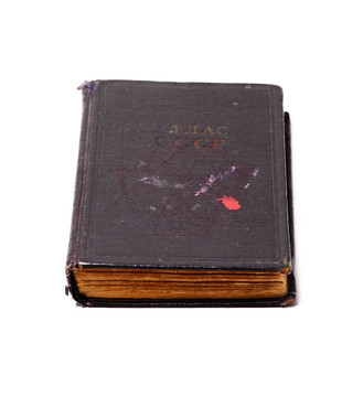打開白色背景的舊書