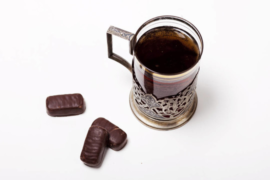 一種帶有玻璃架和糖果的茶葉杯