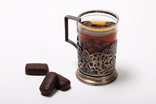 一種帶有玻璃架和糖果的茶葉杯