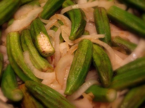 靠近黃秋葵洋蔥