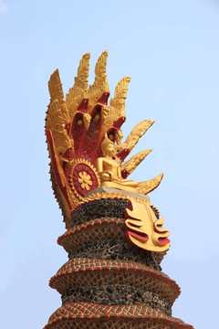 如來(lái)佛祖八頭蛇雕像。