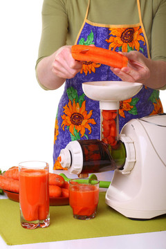 女人準(zhǔn)備榨汁機(jī)和carrot