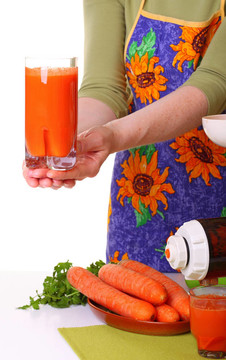 女人準(zhǔn)備榨汁機(jī)和carrot