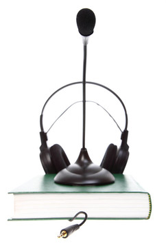 耳機(jī)與麥克風(fēng)；精裝書堆棧隔離