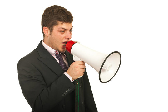 經理說，通過擴音器