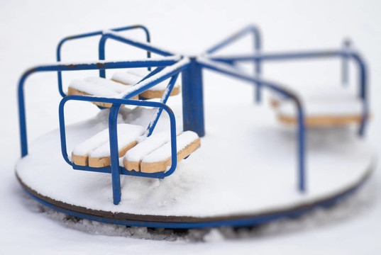 雪中的旋轉木馬的游樂場