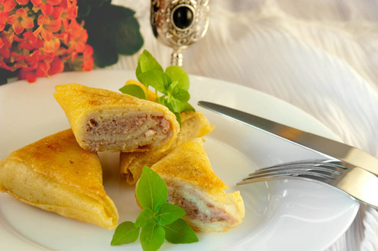 用肉和羅勒油條；自然花