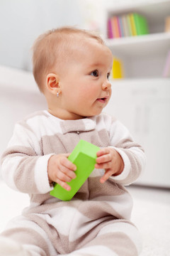 帶積木玩具的幼兒