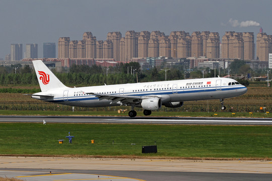 正在降落的國(guó)航飛機(jī)