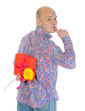 帶禮物盒和花的男人