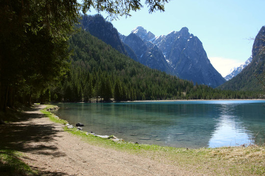 山上的湖