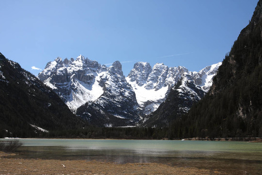 山上的湖；意大利；Dolomites