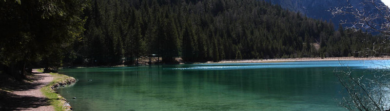 山上的湖。意大利；Dolomites