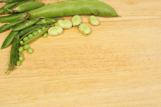豌豆和豆子在木頭上