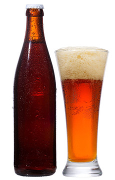 啤酒瓶和玻璃杯