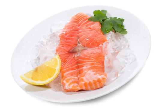 新鮮鮭魚牛排配冰和檸檬