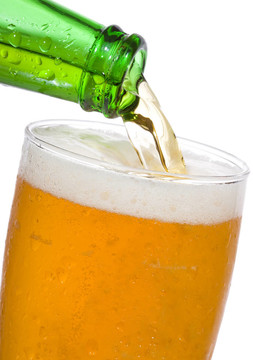 啤酒倒進玻璃杯