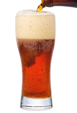 啤酒倒入玻璃杯