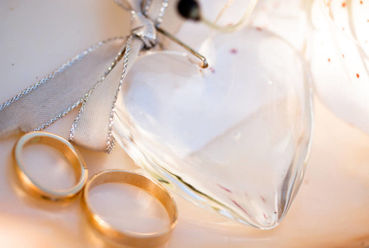 兩個結(jié)婚戒指一顆愛的心和一朵花