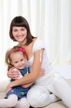 年輕的母親和年幼的女兒