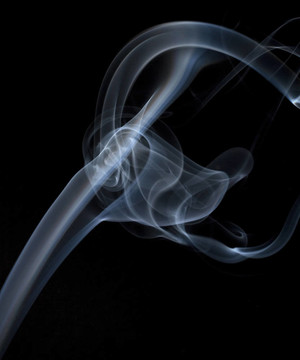 黑色的煙在升起的時候發(fā)出一個戒指