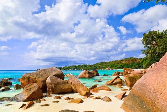 Anse Lazio在塞舌爾海灘島普拉蘭島；