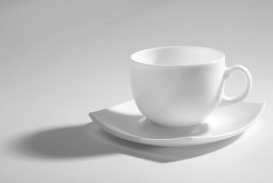 灰色背景空咖啡杯