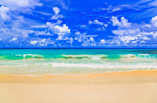 熱帶海灘上的海浪