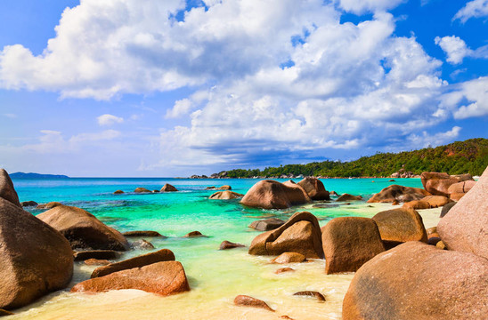 Anse Lazio在塞舌爾海灘島普拉蘭島；
