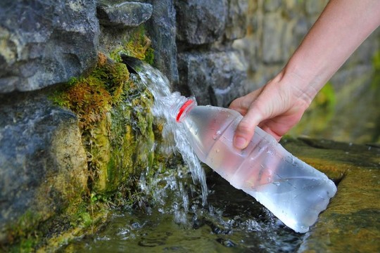 礦泉水瓶充握手來(lái)源