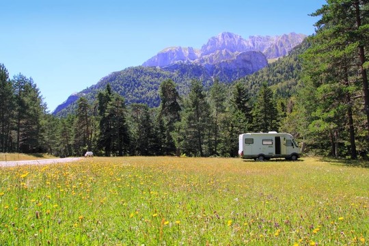 露營autocaravan草甸在比利牛斯山脈