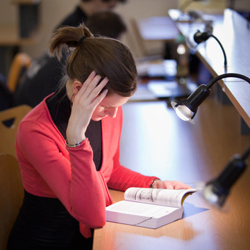 高校圖書館漂亮女大學(xué)生