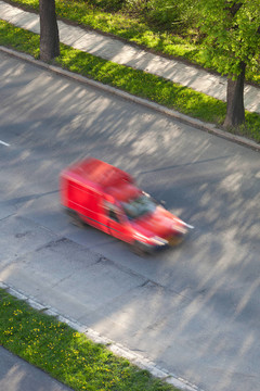 汽車在路上行駛