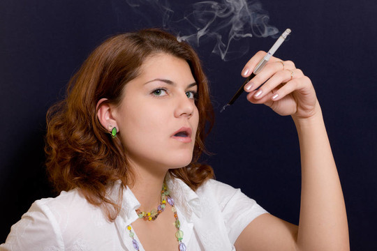 一支香煙的女孩