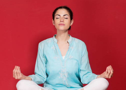 年輕的女性做yogatic運動
