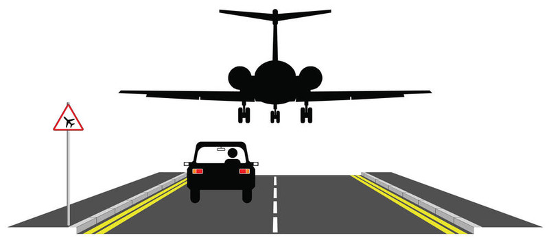 低空飛行的飛機(jī)