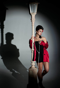 年輕的女人和lightpole